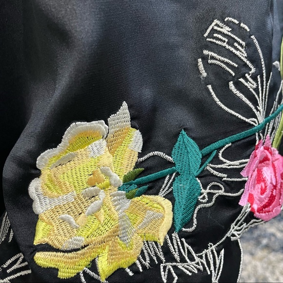 100% Silk Black Floral Embroidered Knee Length Skirt Size 6 Like New - Picture 9 of 17